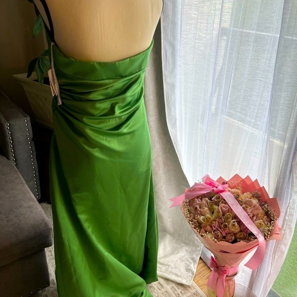 New 💥David's Bridal Green Ruched Gown Spaghetti Strap - Picture 7 of 11